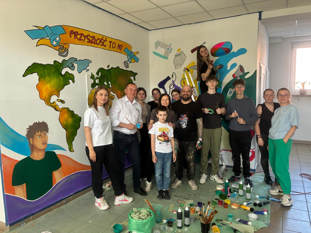 Namalowali mural na szkolnym korytarzu w „Ratajczaku”