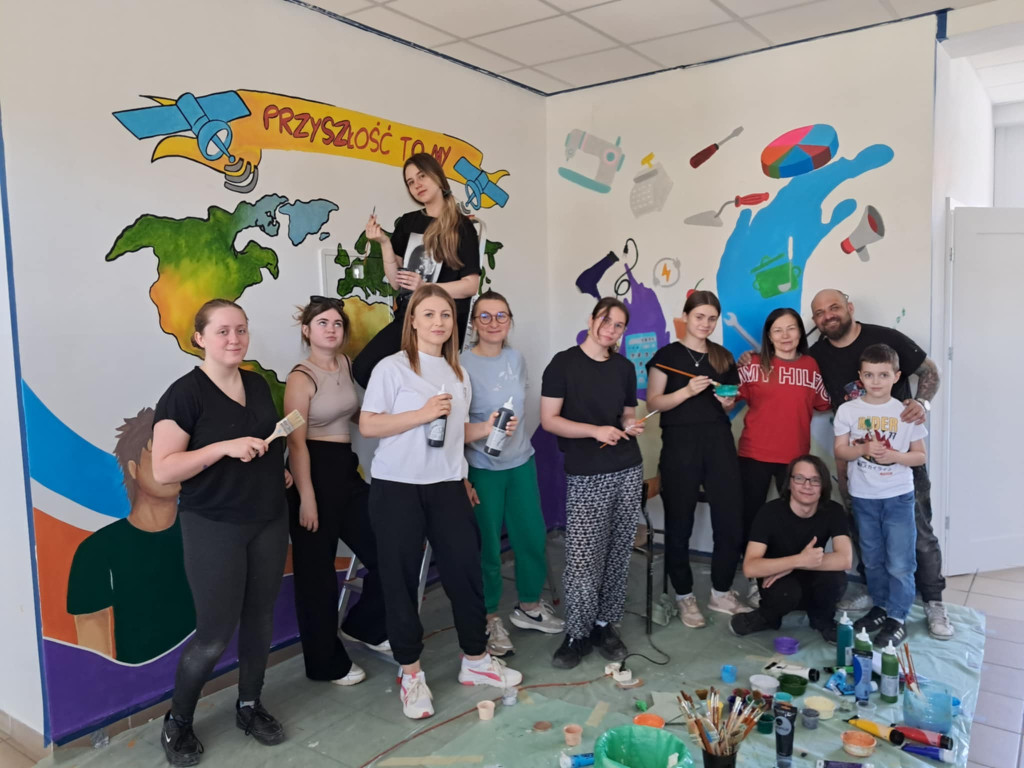 Namalowali mural na szkolnym korytarzu w „Ratajczaku”