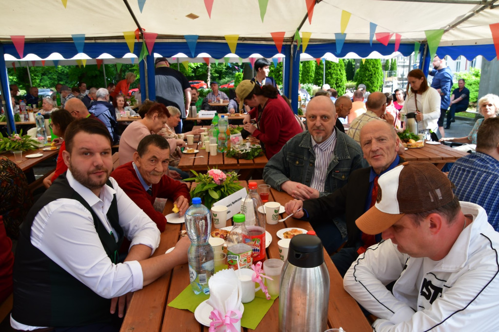 Taneczny piknik w DPS-ie w Jarogniewicach