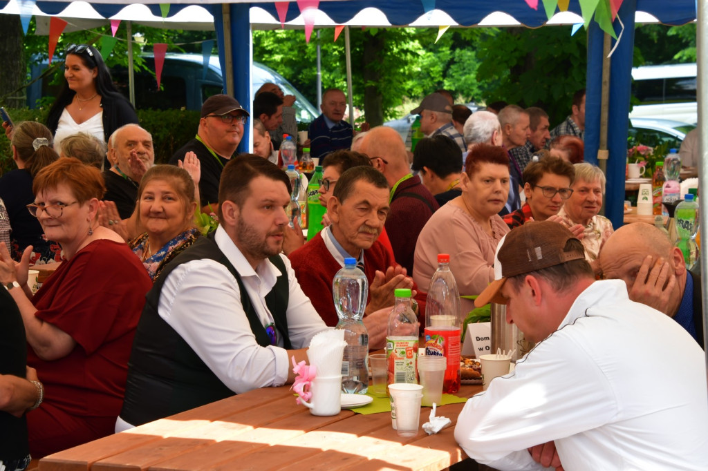 Taneczny piknik w DPS-ie w Jarogniewicach