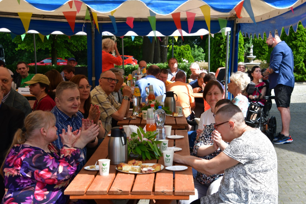 Taneczny piknik w DPS-ie w Jarogniewicach