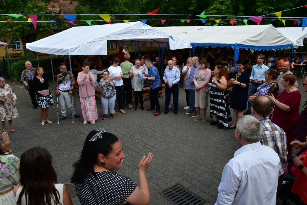 Taneczny piknik w DPS-ie w Jarogniewicach