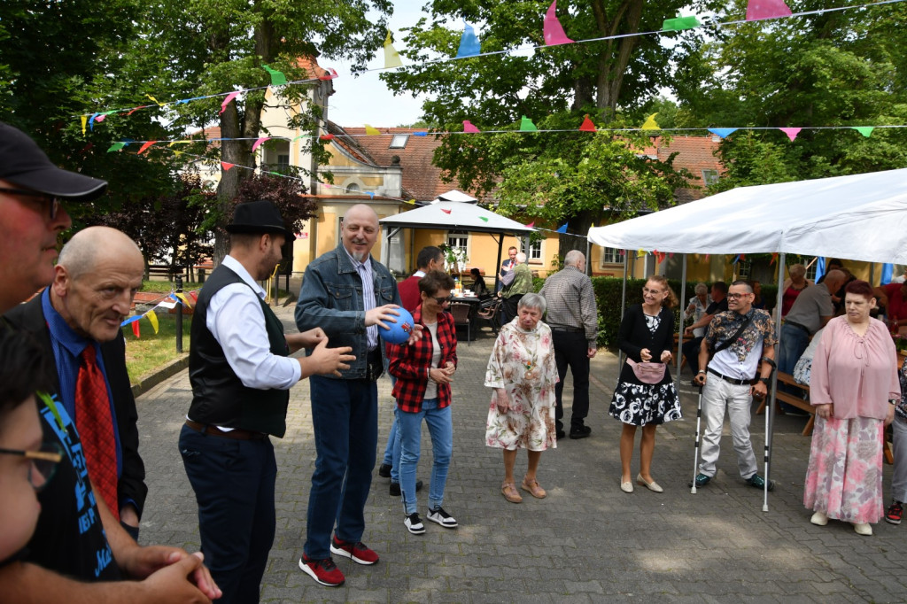 Taneczny piknik w DPS-ie w Jarogniewicach