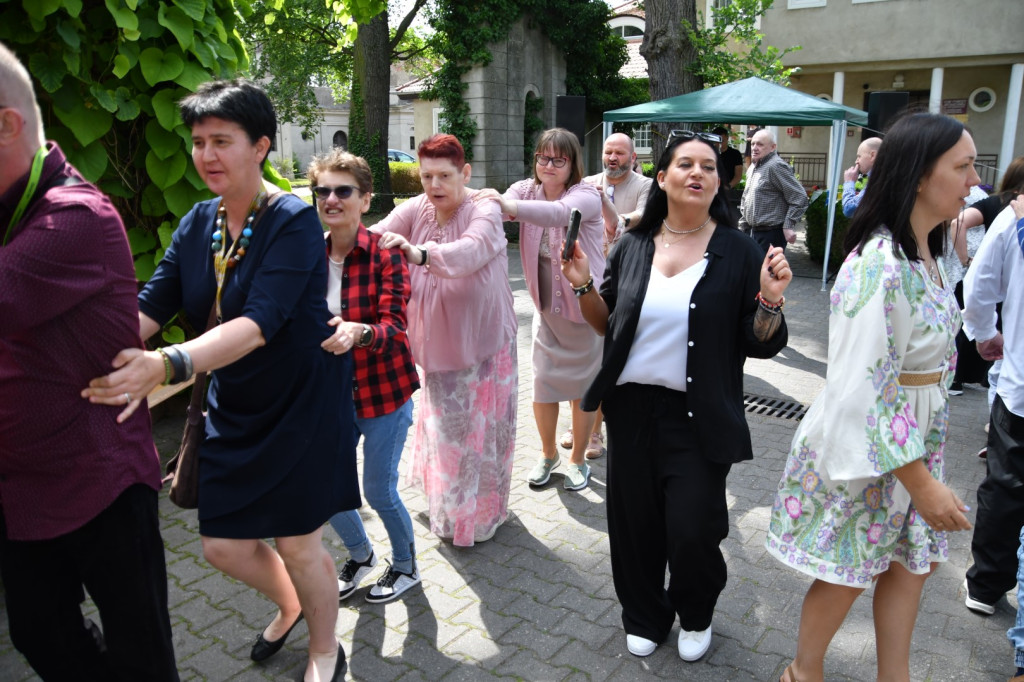 Taneczny piknik w DPS-ie w Jarogniewicach