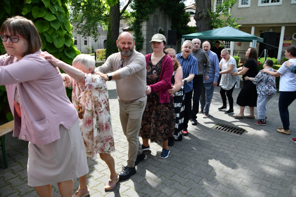 Taneczny piknik w DPS-ie w Jarogniewicach