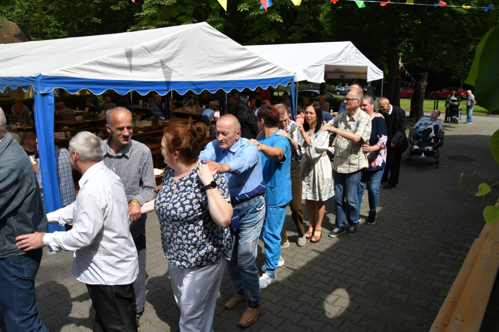 Taneczny piknik w DPS-ie w Jarogniewicach
