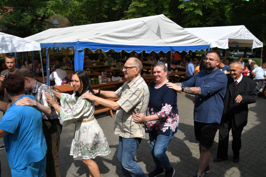 Taneczny piknik w DPS-ie w Jarogniewicach
