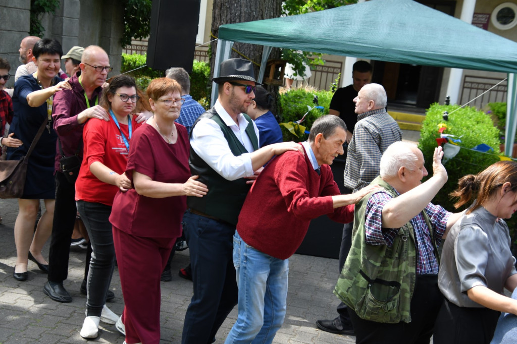 Taneczny piknik w DPS-ie w Jarogniewicach