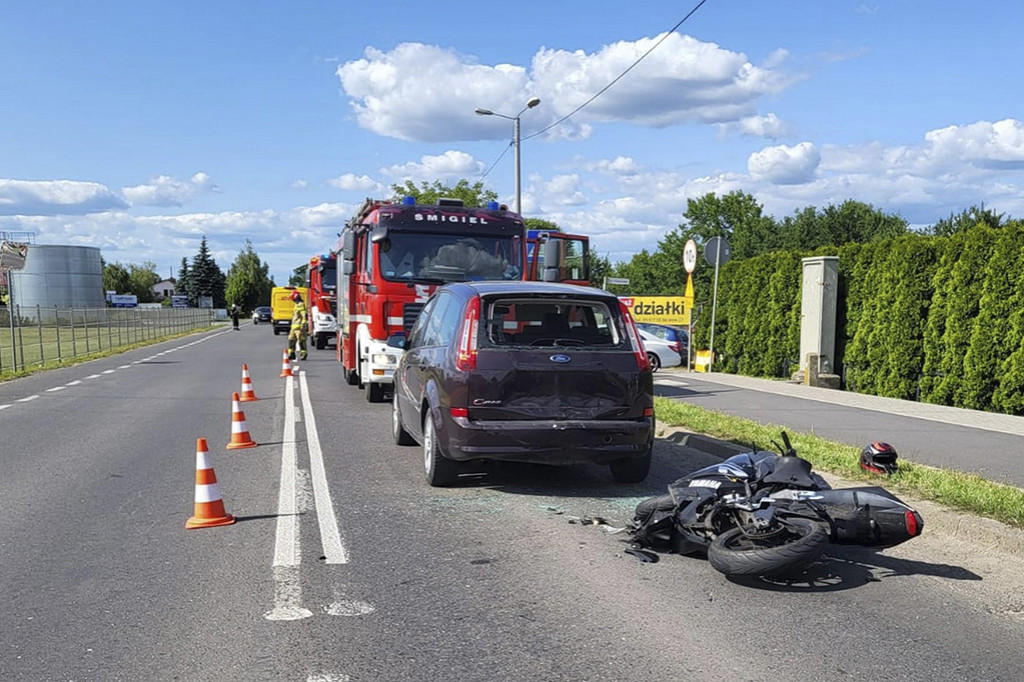 Motocyklista uderzył w samochód osobowy