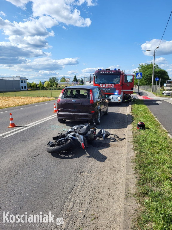 Motocyklista uderzył w samochód osobowy