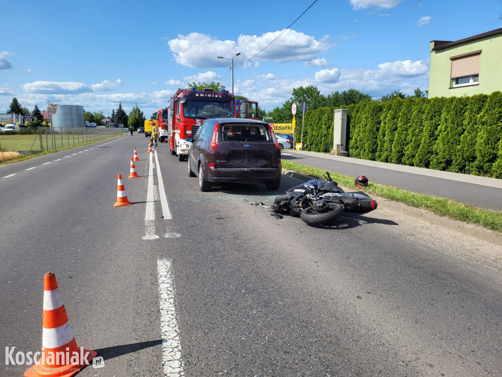 Motocyklista uderzył w samochód osobowy