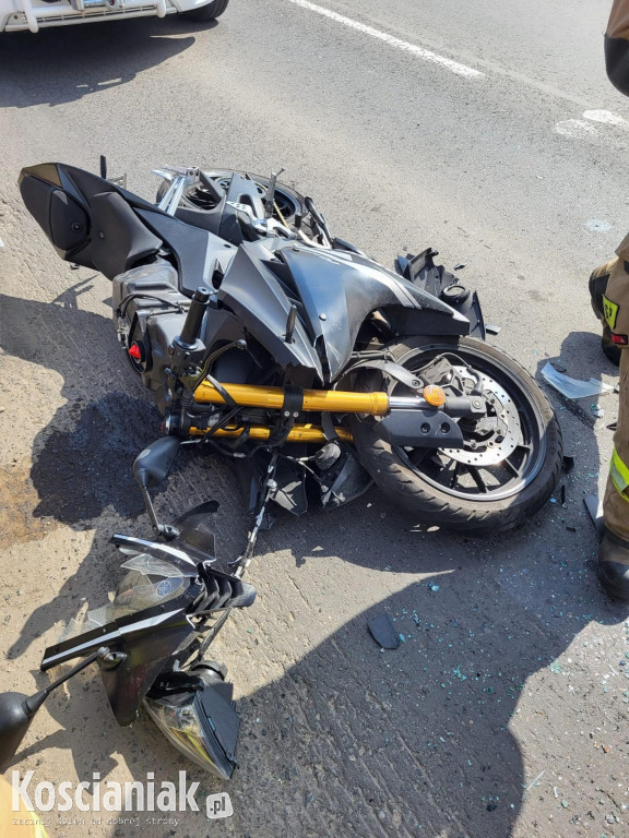 Motocyklista uderzył w samochód osobowy