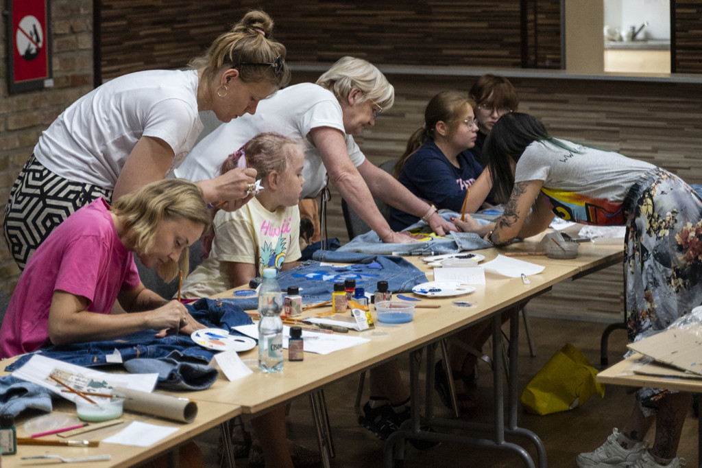 Malowały na dżinsie. Powstały oryginalne ubrania