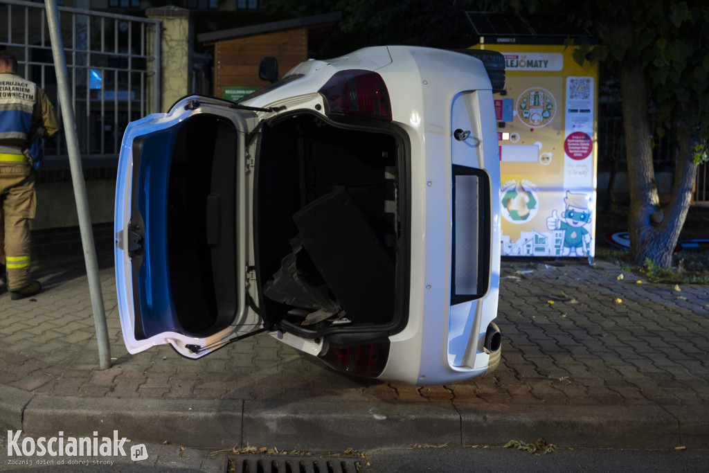 BMW wypadło z drogi i przewróciło się na bok
