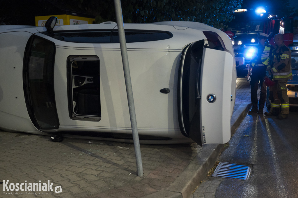 BMW wypadło z drogi i przewróciło się na bok