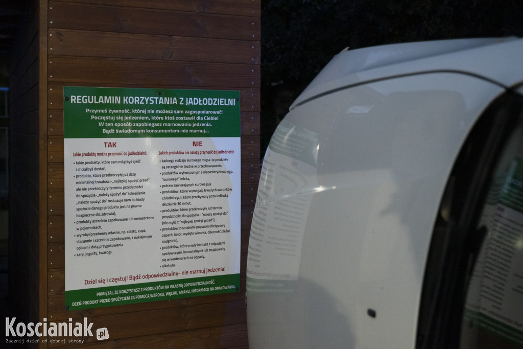 BMW wypadło z drogi i przewróciło się na bok