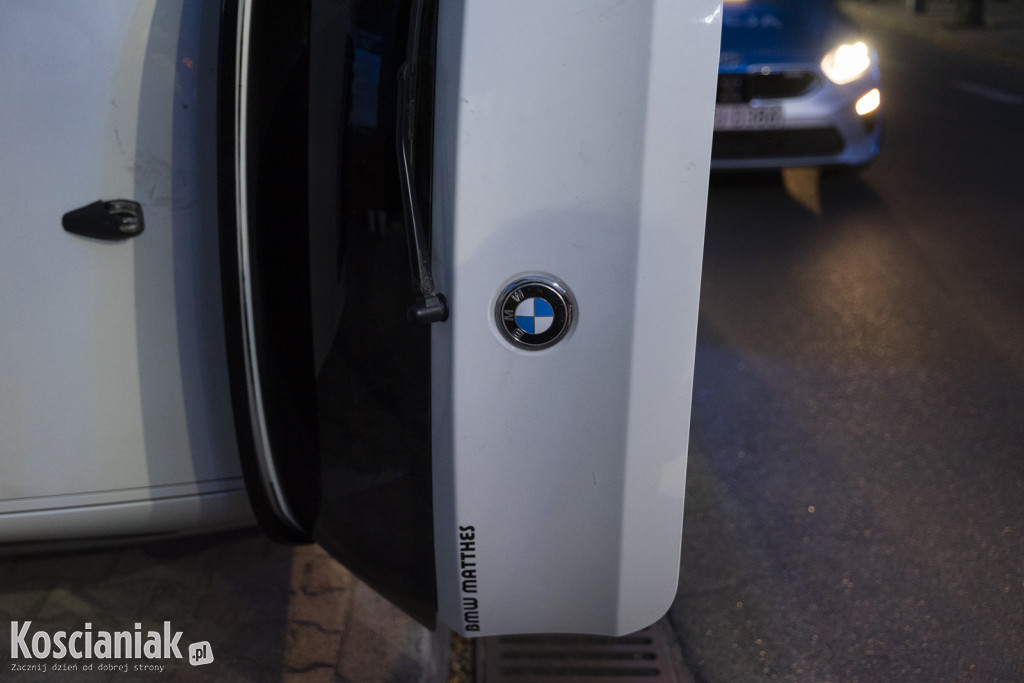 BMW wypadło z drogi i przewróciło się na bok