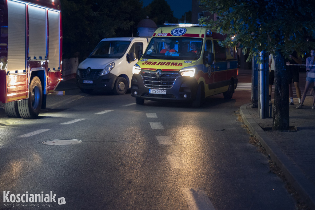BMW wypadło z drogi i przewróciło się na bok