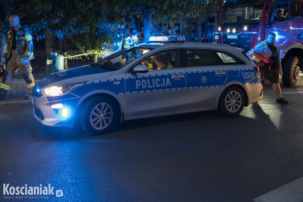 BMW wypadło z drogi i przewróciło się na bok
