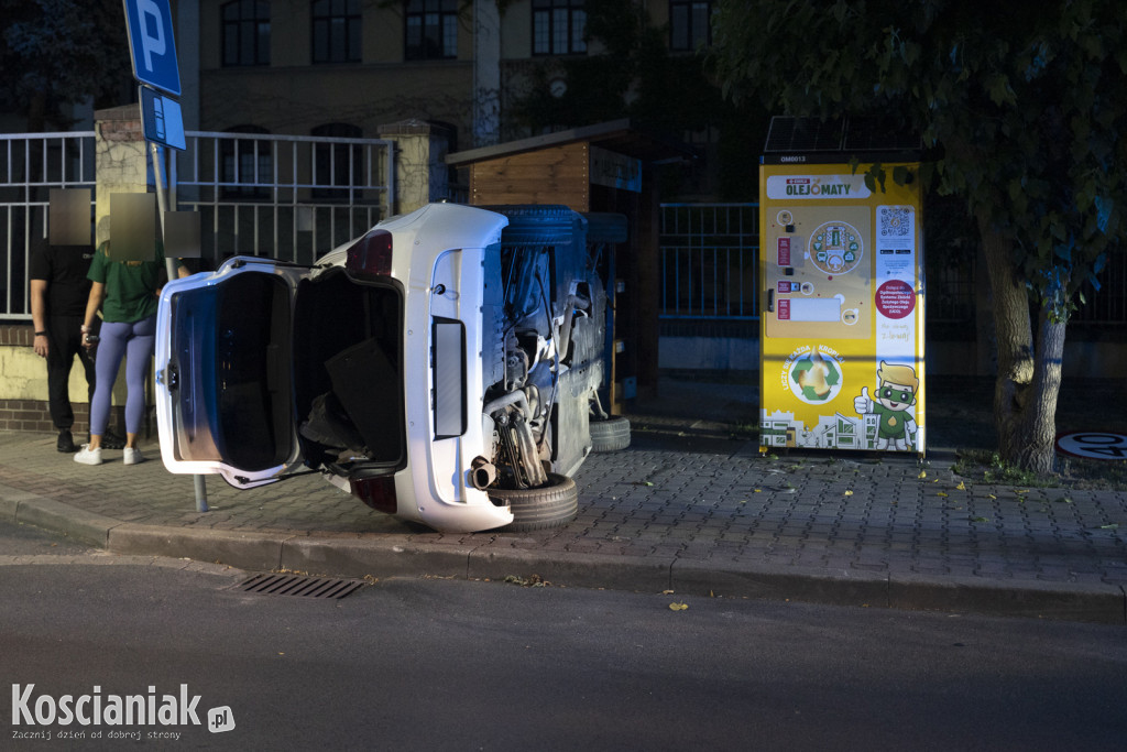 BMW wypadło z drogi i przewróciło się na bok