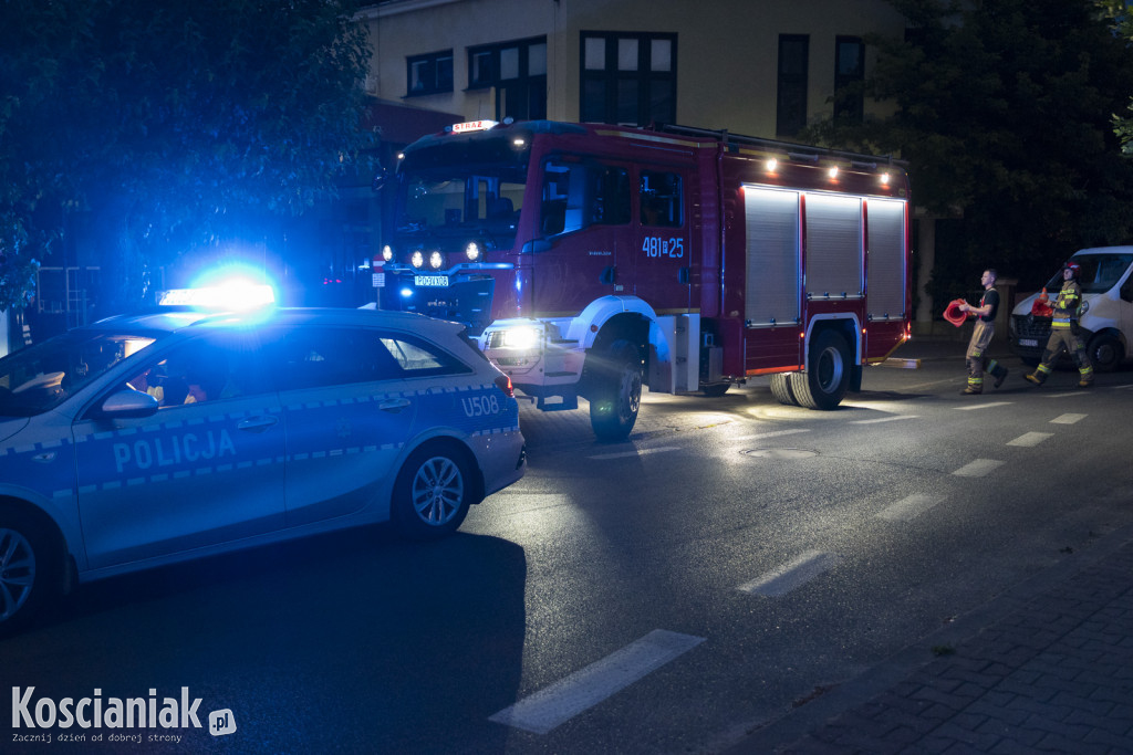 BMW wypadło z drogi i przewróciło się na bok