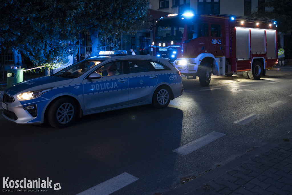 BMW wypadło z drogi i przewróciło się na bok