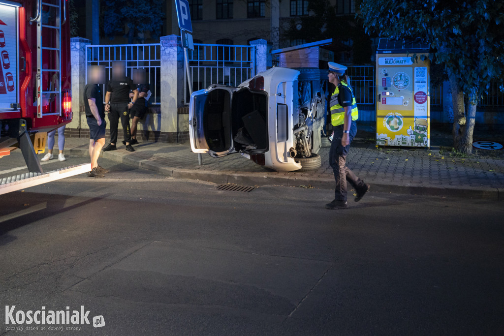 BMW wypadło z drogi i przewróciło się na bok