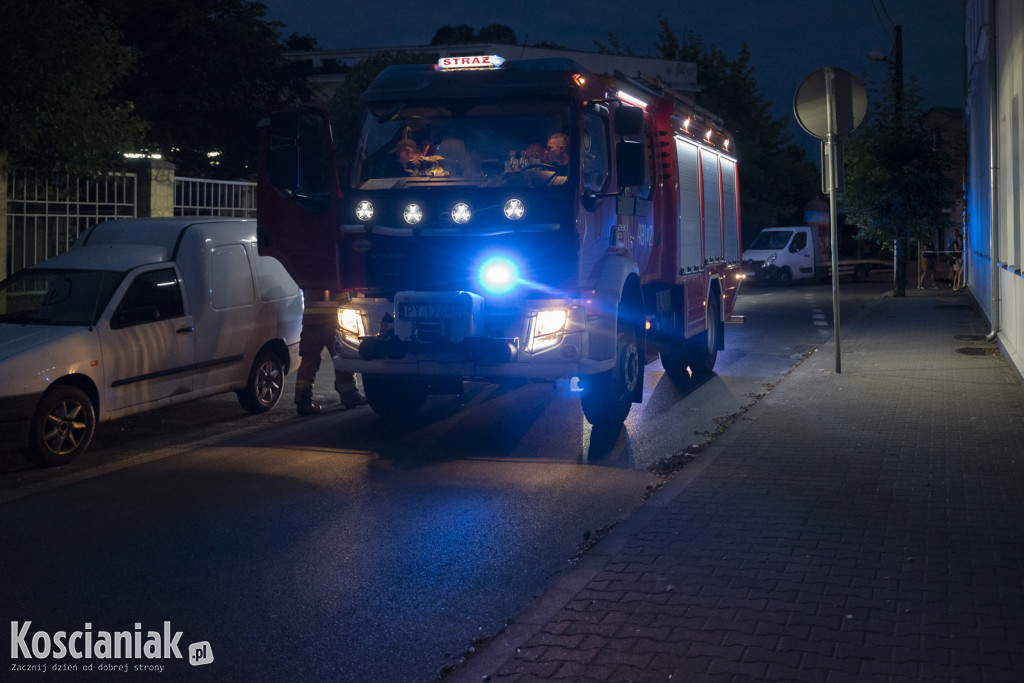 BMW wypadło z drogi i przewróciło się na bok