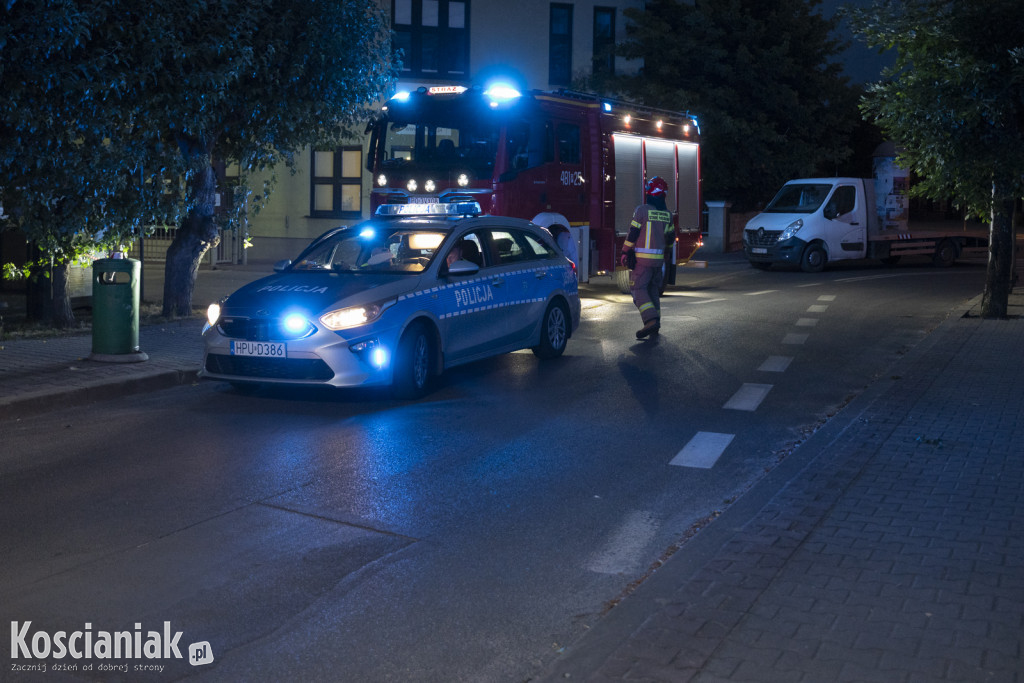 BMW wypadło z drogi i przewróciło się na bok