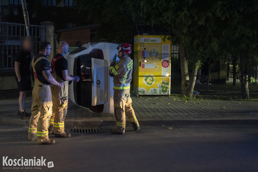 BMW wypadło z drogi i przewróciło się na bok