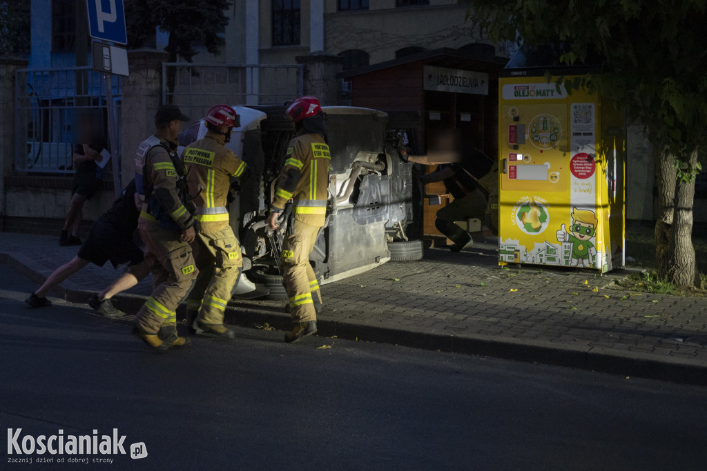 BMW wypadło z drogi i przewróciło się na bok