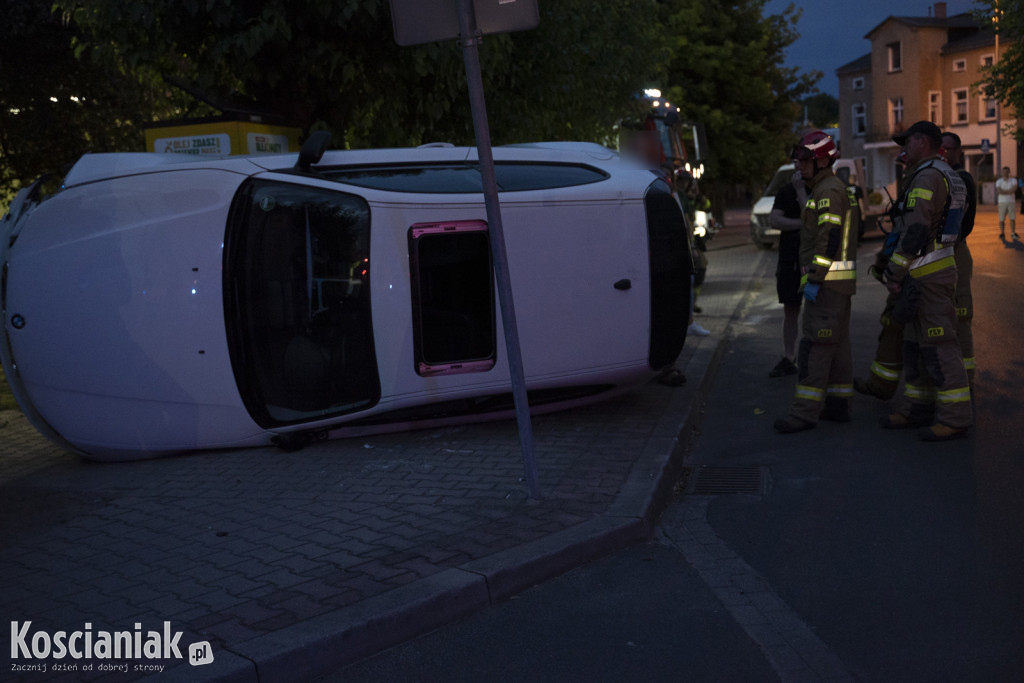 BMW wypadło z drogi i przewróciło się na bok