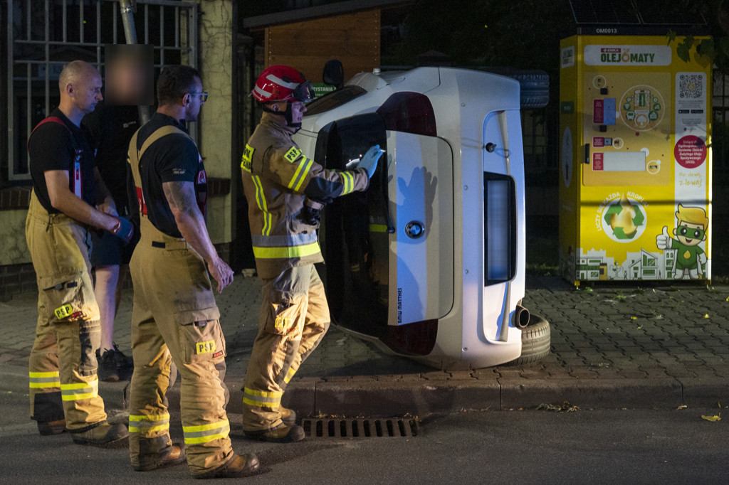 BMW wypadło z drogi i przewróciło się na bok