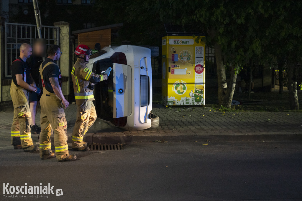 BMW wypadło z drogi i przewróciło się na bok