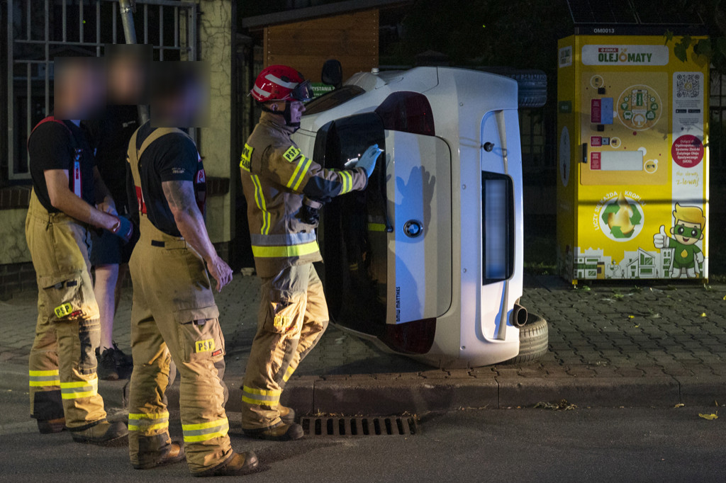BMW wypadło z drogi i przewróciło się na bok