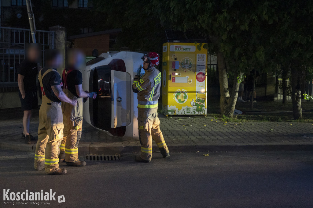BMW wypadło z drogi i przewróciło się na bok