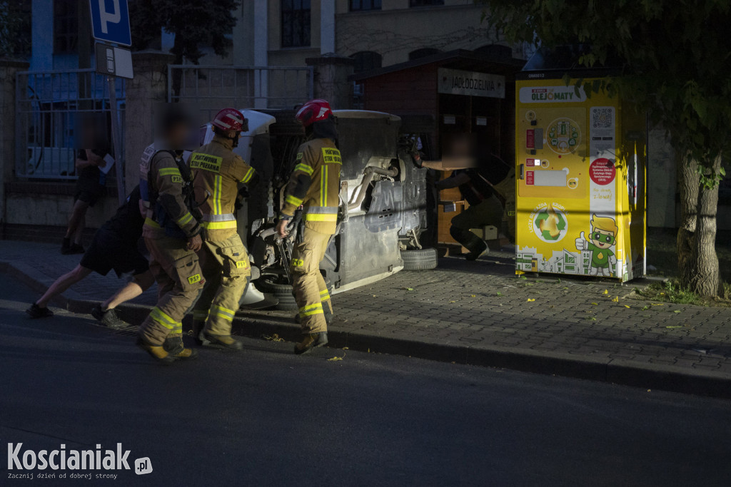 BMW wypadło z drogi i przewróciło się na bok