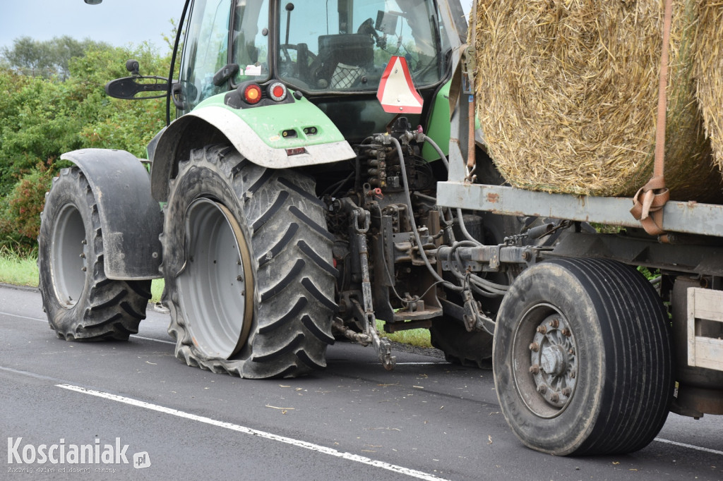 Uderzył w traktor i wjechał do rowu