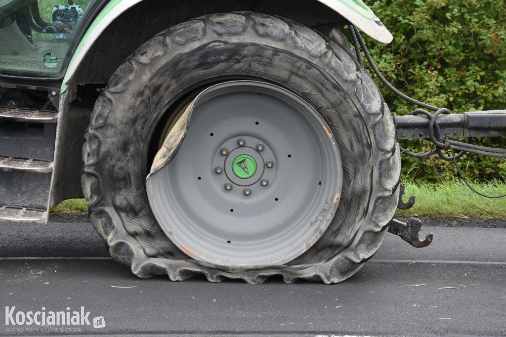 Uderzył w traktor i wjechał do rowu