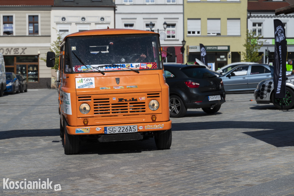 Rajd Wiatraka wystartował z kościańskiego Rynku