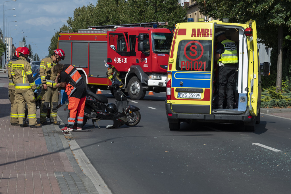 Samochód zderzył się z motorowerem na Poznańskiej