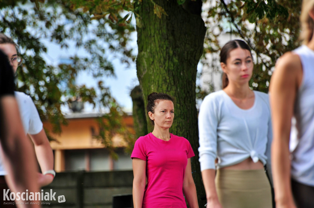 Sierpniowe niedziele z jogą na trawie