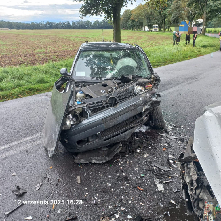 Czołowe zderzenie dwóch pojazdów