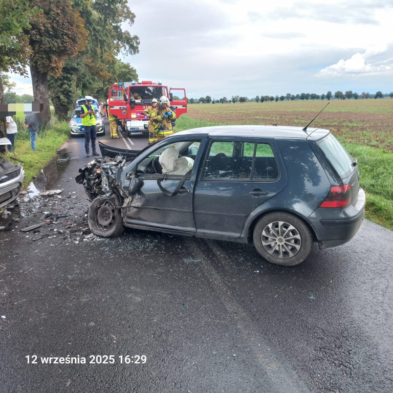 Czołowe zderzenie dwóch pojazdów