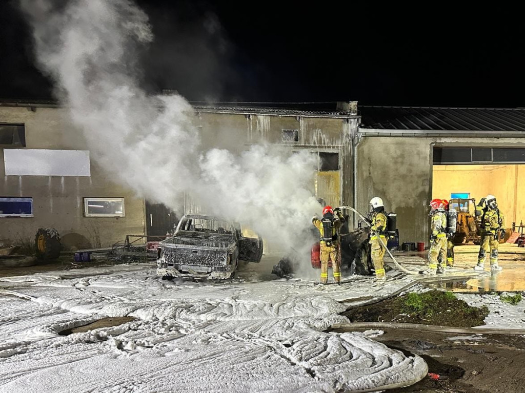 Pożar maszyny i auta w Starych Oborzyskach