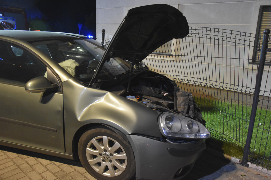 Uderzyła w budynek mieszkalny przez inny samochód