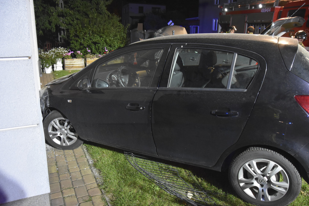 Uderzyła w budynek mieszkalny przez inny samochód