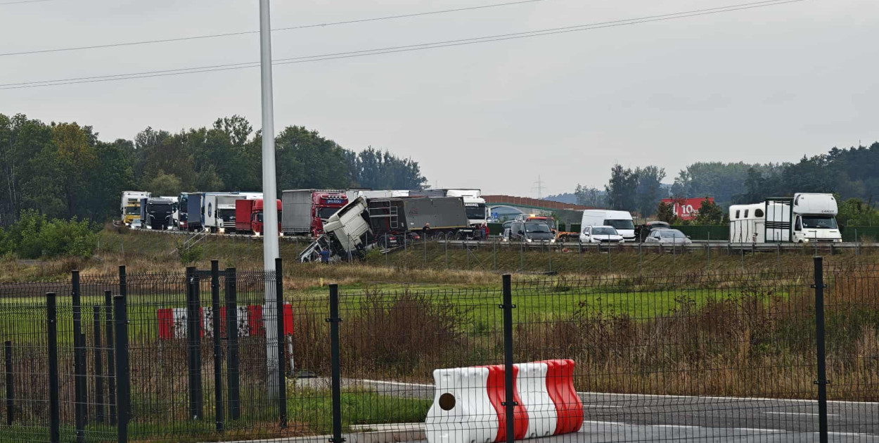 Ciężarówka wjechała w drogowców na S5