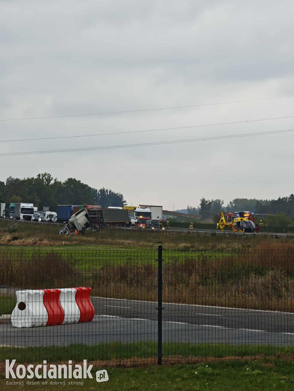 Ciężarówka wjechała w drogowców na S5