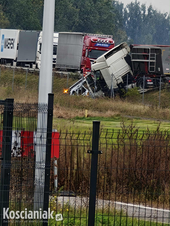 Ciężarówka wjechała w drogowców na S5